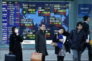 Chứng khoán Nhật "bốc hơi" 10% nếu hoãn tăng thuế